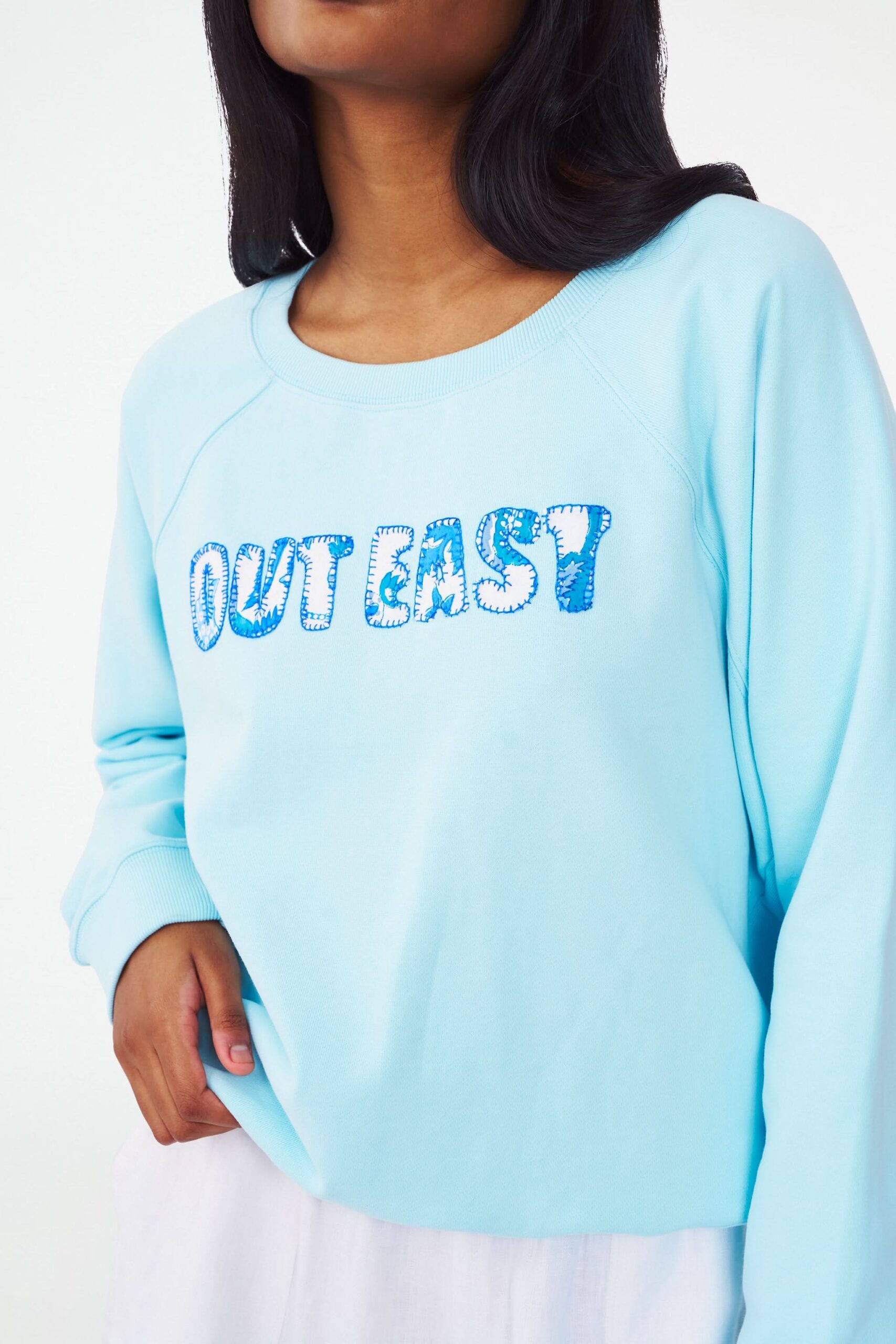 WOMENSOUTEASTAPPLIQUECREWNECKBLUEROLLERRABBIT15